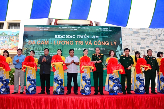 Các đại biểu cắt băng khai mạc triển lãm.